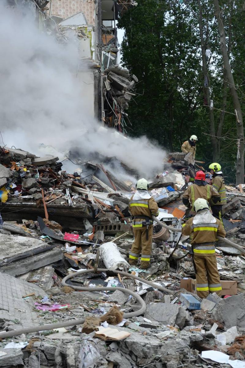 РФ вдарила ракетою по житловому будинку у Києві РФ вдарила ракетою по житловому будинку у Києві