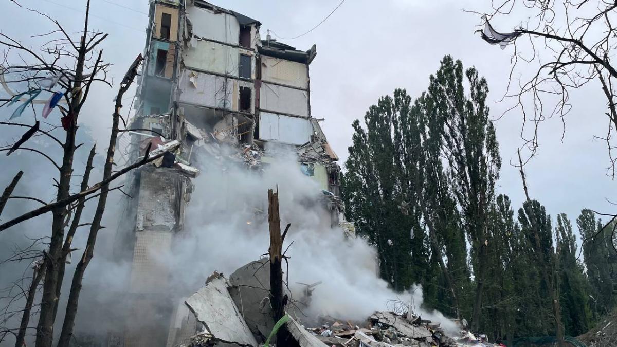 РФ вдарила ракетою по житловому будинку у Києві РФ вдарила ракетою по житловому будинку у Києві