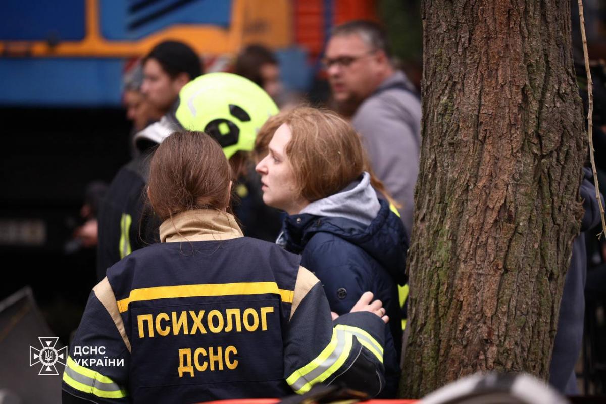 РФ вдарила ракетою по житловому будинку у Києві РФ вдарила ракетою по житловому будинку у Києві