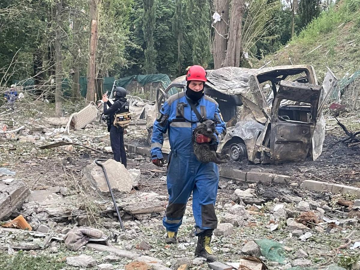 РФ вдарила ракетою по житловому будинку у Києві РФ вдарила ракетою по житловому будинку у Києві