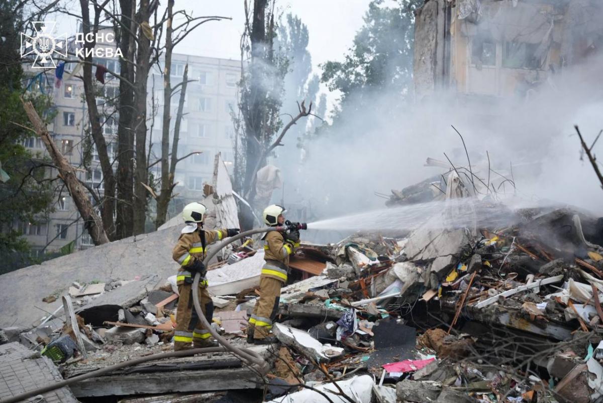 РФ вдарила ракетою по житловому будинку у Києві РФ вдарила ракетою по житловому будинку у Києві