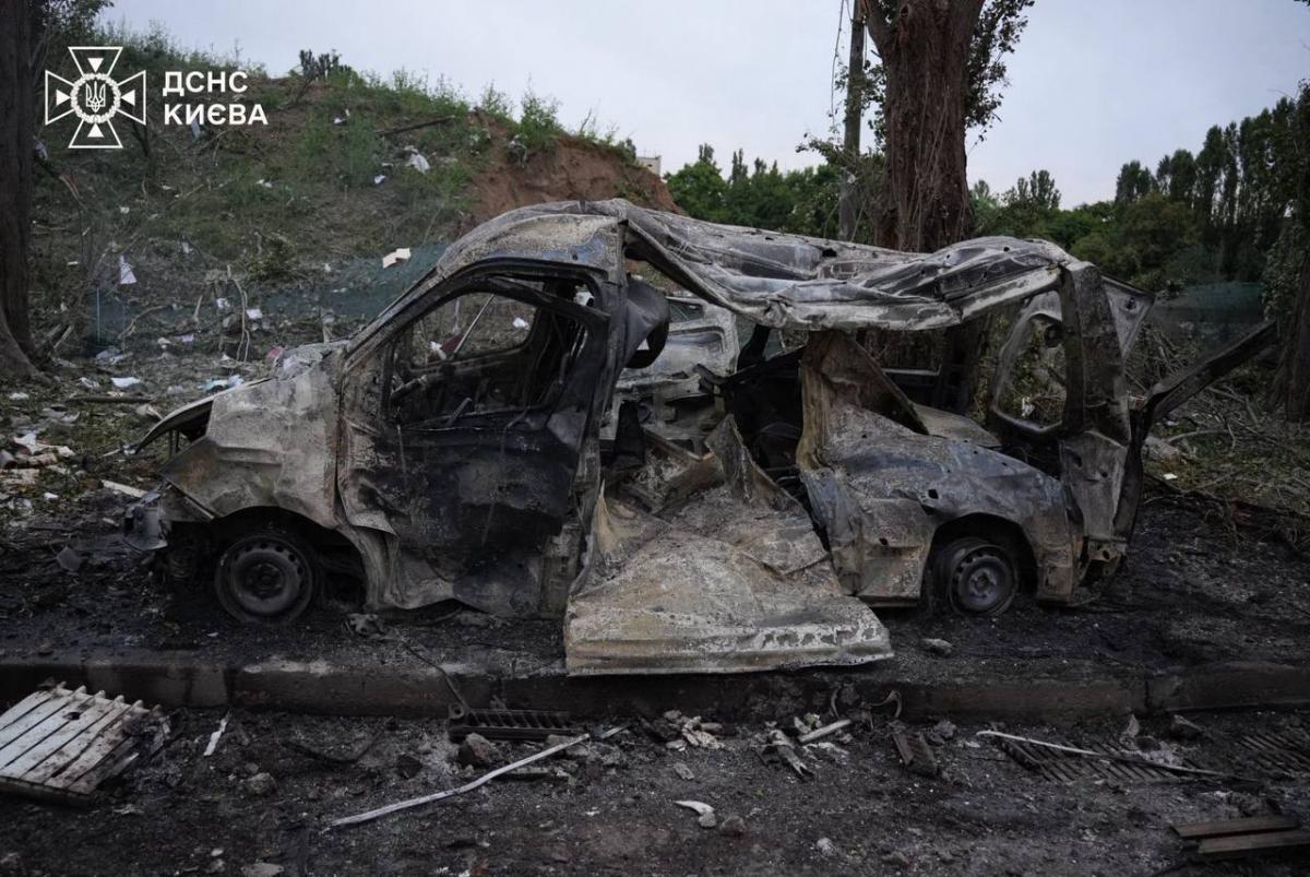 РФ вдарила ракетою по житловому будинку у Києві РФ вдарила ракетою по житловому будинку у Києві