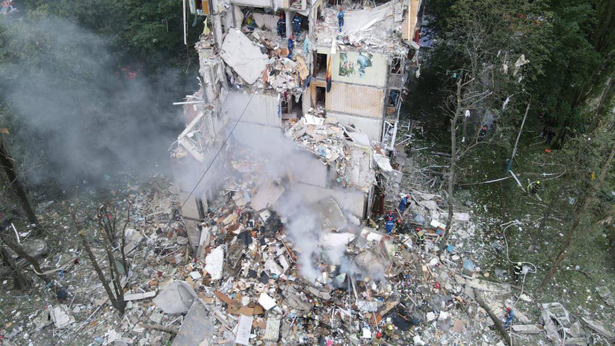 РФ вдарила ракетою по житловому будинку у Києві РФ вдарила ракетою по житловому будинку у Києві