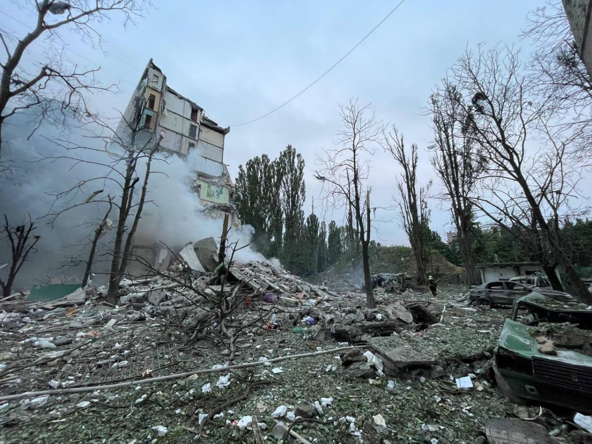 РФ вдарила ракетою по житловому будинку у Києві РФ вдарила ракетою по житловому будинку у Києві