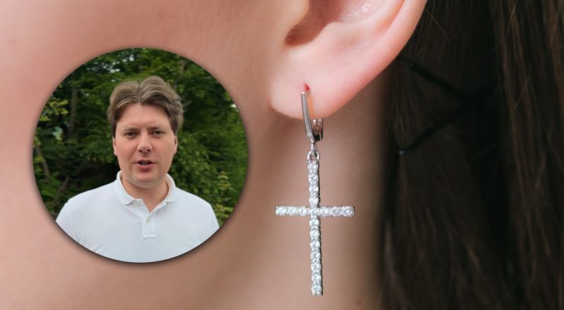 Чи можна носити сережки у формі хрестиків: священник чітко відповів
