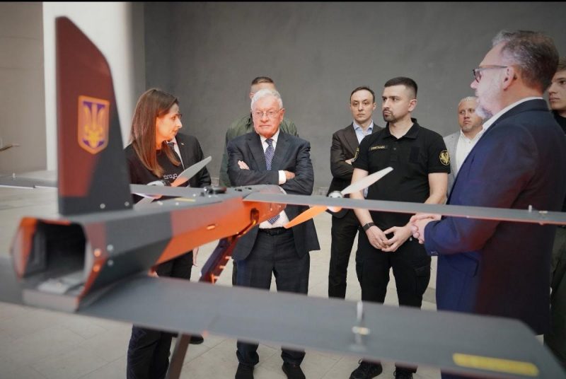 "Неймовірні інновації": Келлог відвідав оборонні бази України