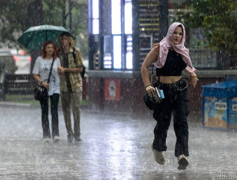 В Україну йде похолодання: названо регіони, де литимуть грозові дощі