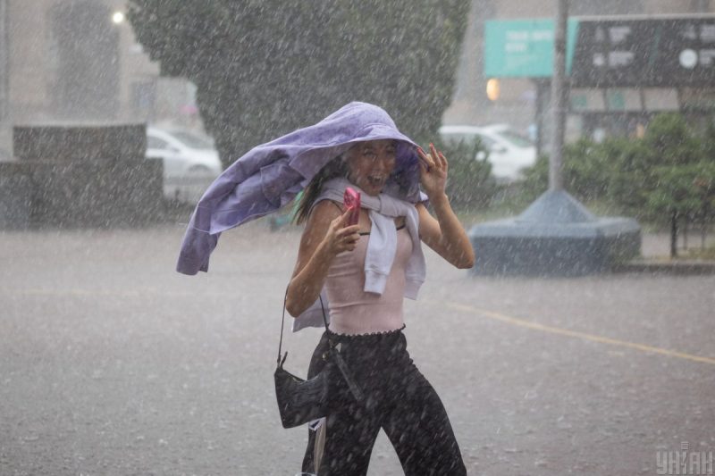 Ударит +14 и будут лить сильные ливни с градом: Украину накрывает мощный циклон