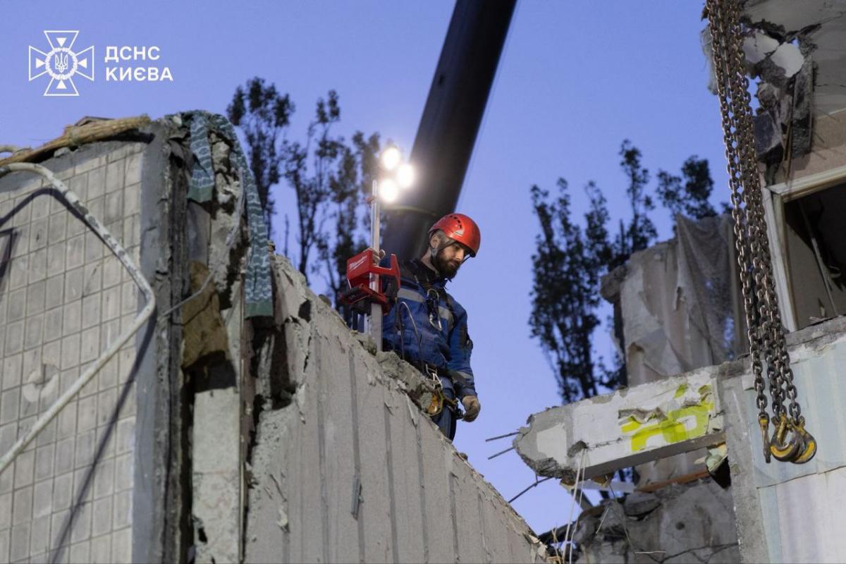 У Києві рятувальники розбирають завали на місці ракетного удару РФ