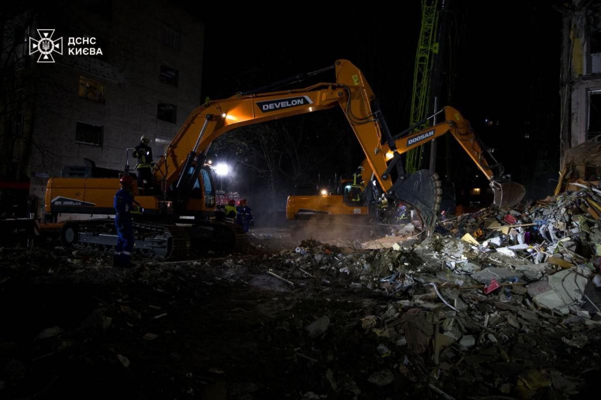 У Києві рятувальники розбирають завали на місці ракетного удару РФ