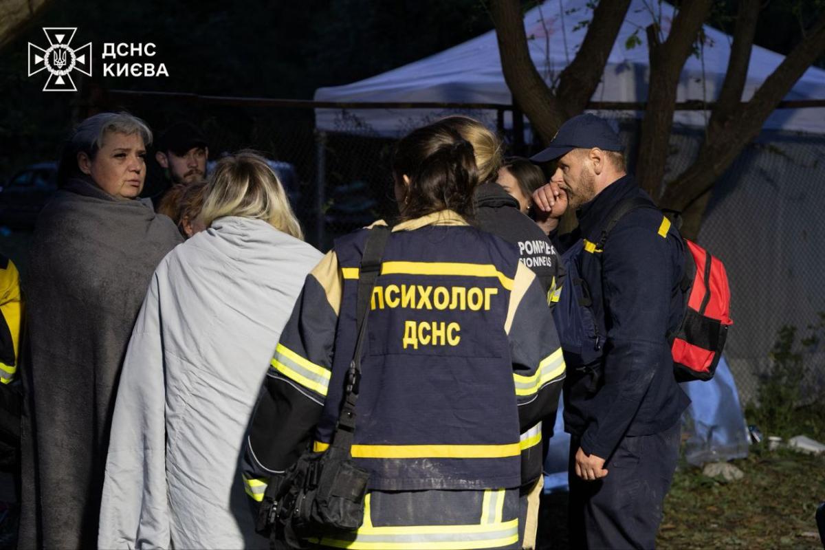 У Києві рятувальники розбирають завали на місці ракетного удару РФ