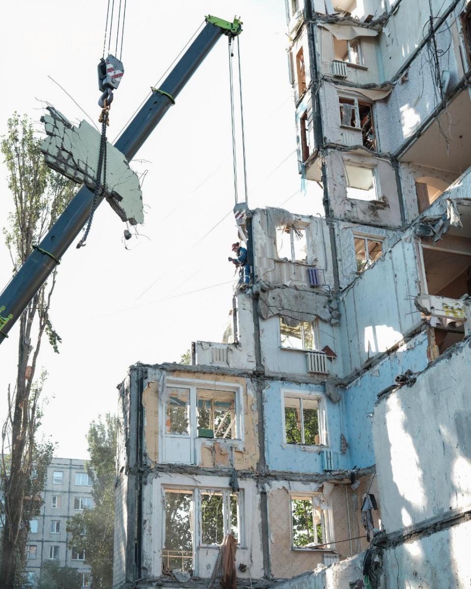 У Києві рятувальники розбирають завали на місці ракетного удару РФ