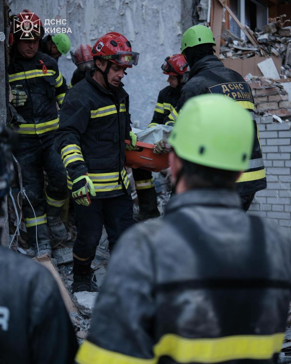 У Києві рятувальники розбирають завали на місці ракетного удару РФ