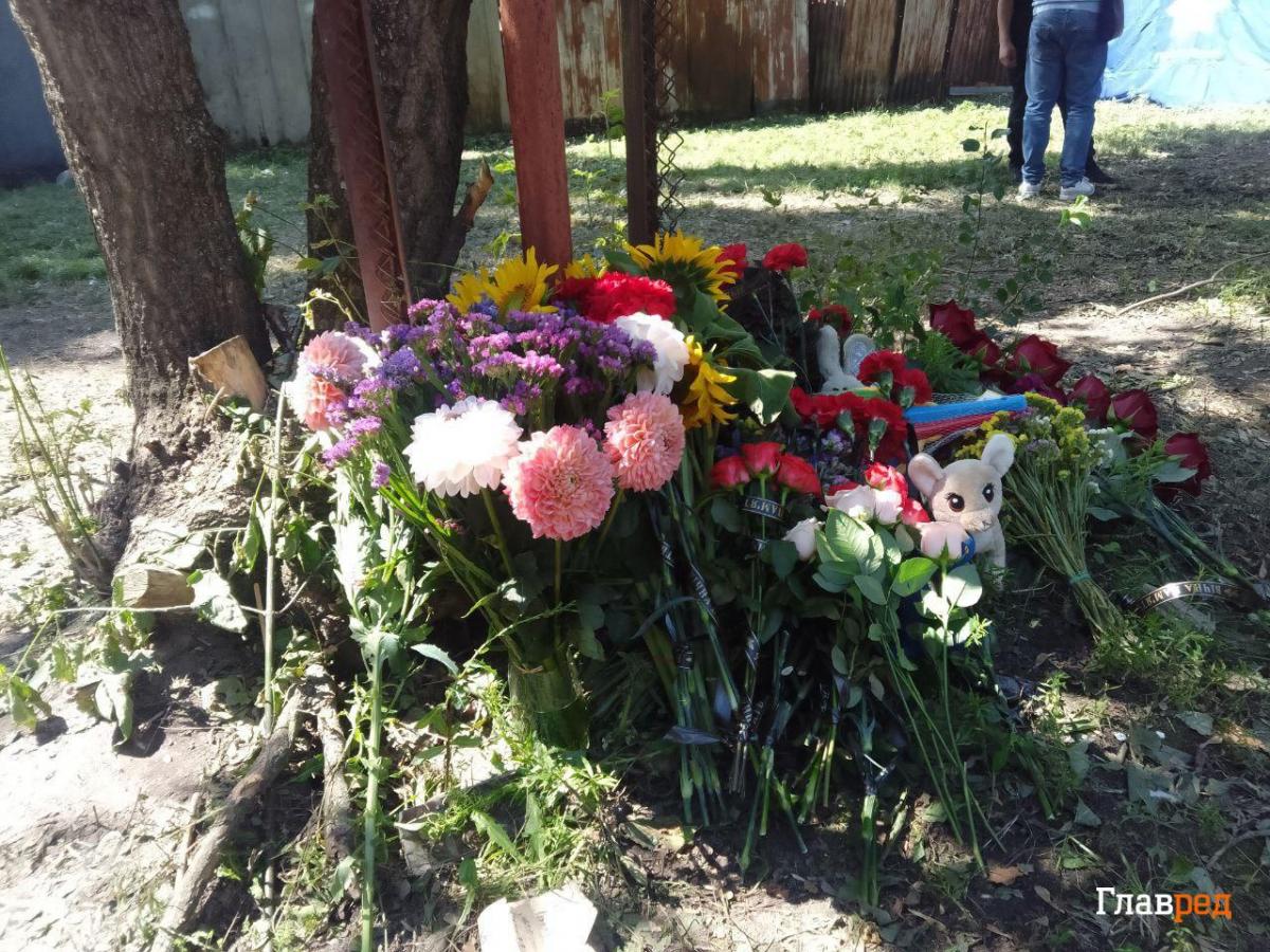 цветы и игрушки на месте удара РФ по Киеву 31 июля