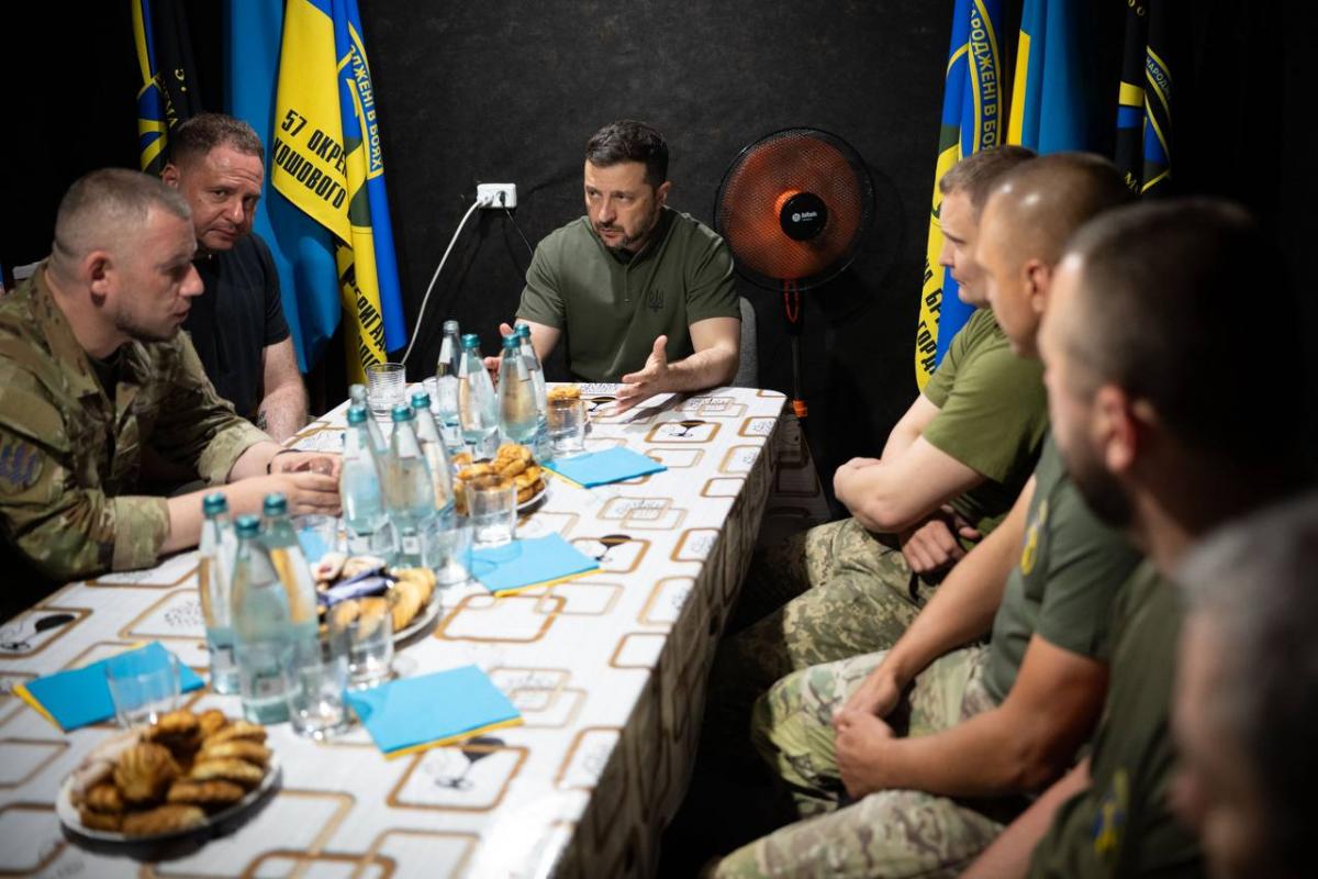 Зеленський вручив захисникам державні нагороди Зеленський вручив захисникам державні нагороди