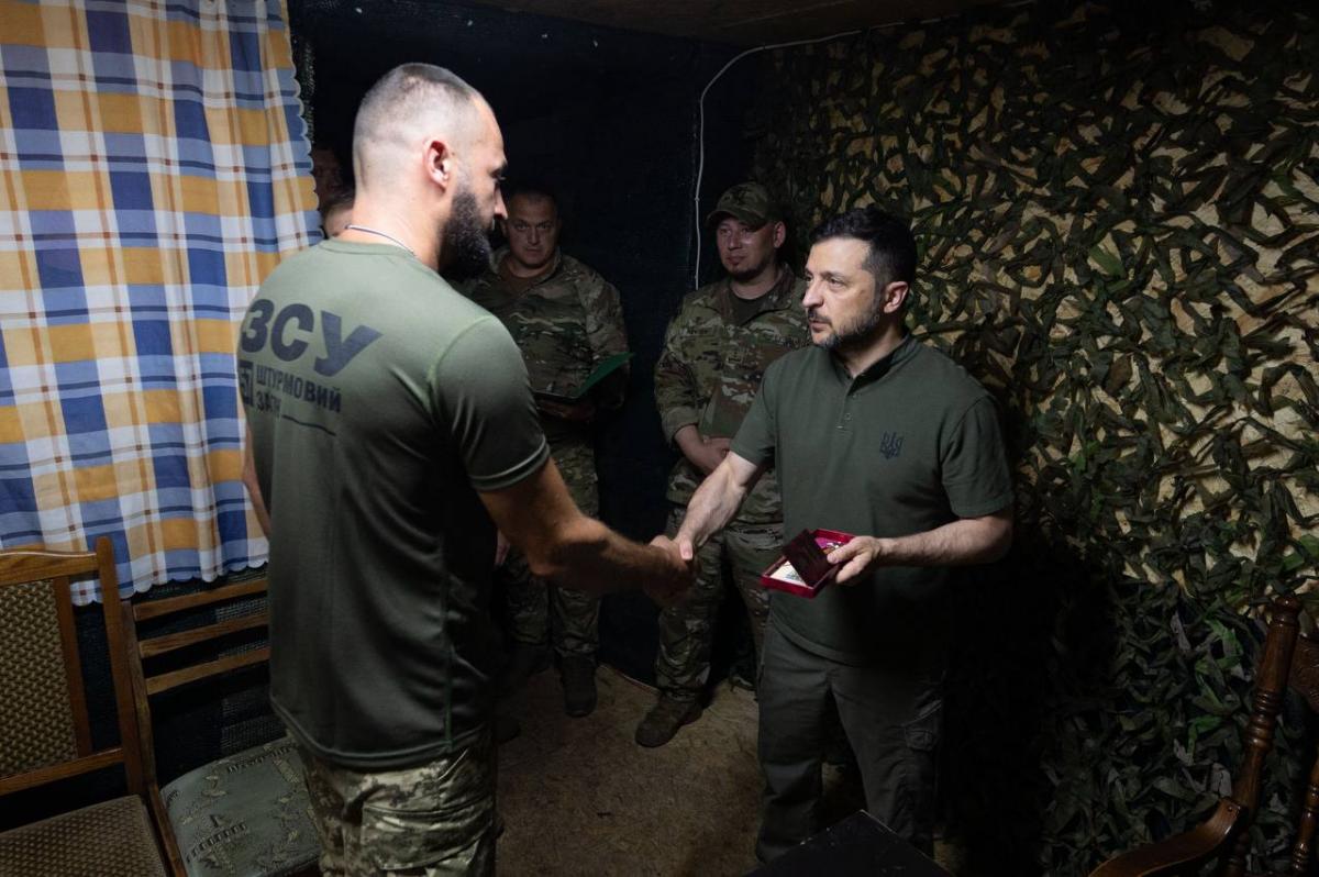 Зеленський вручив захисникам державні нагороди Зеленський вручив захисникам державні нагороди
