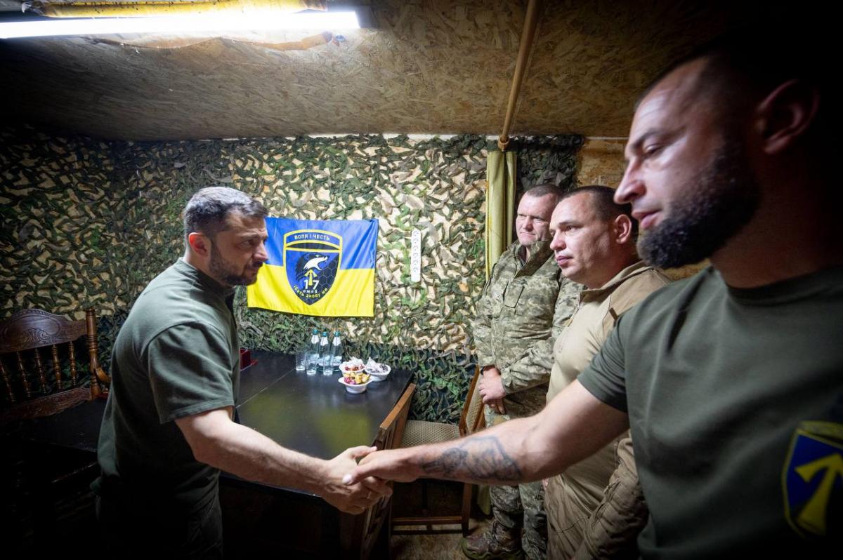 Зеленський вручив захисникам державні нагороди Зеленський вручив захисникам державні нагороди