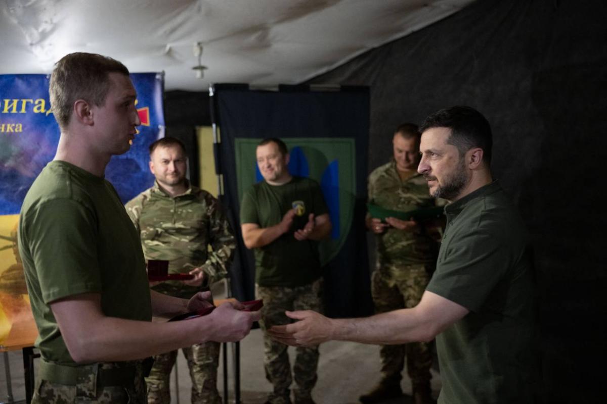 Зеленський вручив захисникам державні нагороди Зеленський вручив захисникам державні нагороди