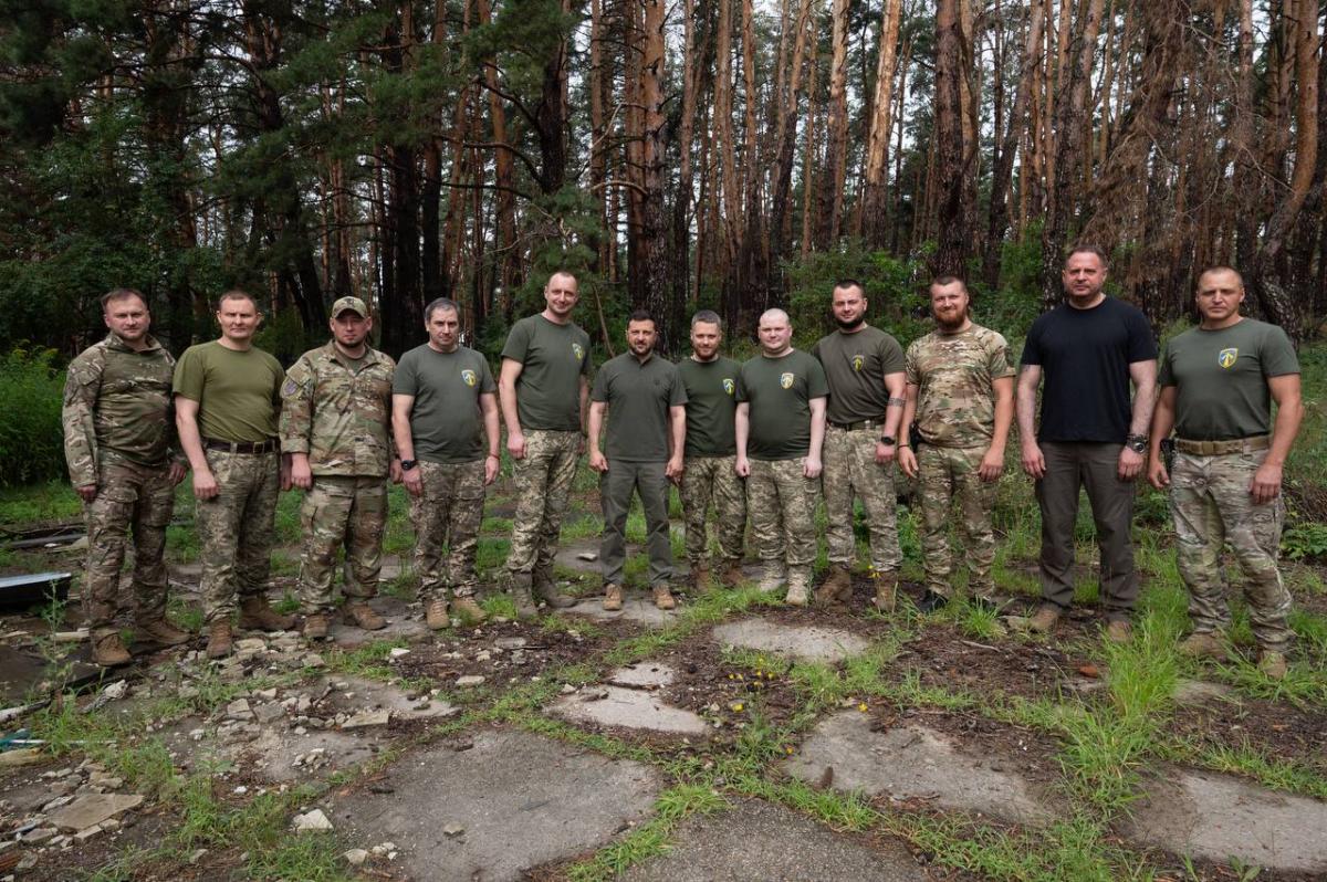 Зеленський вручив захисникам державні нагороди Зеленський вручив захисникам державні нагороди