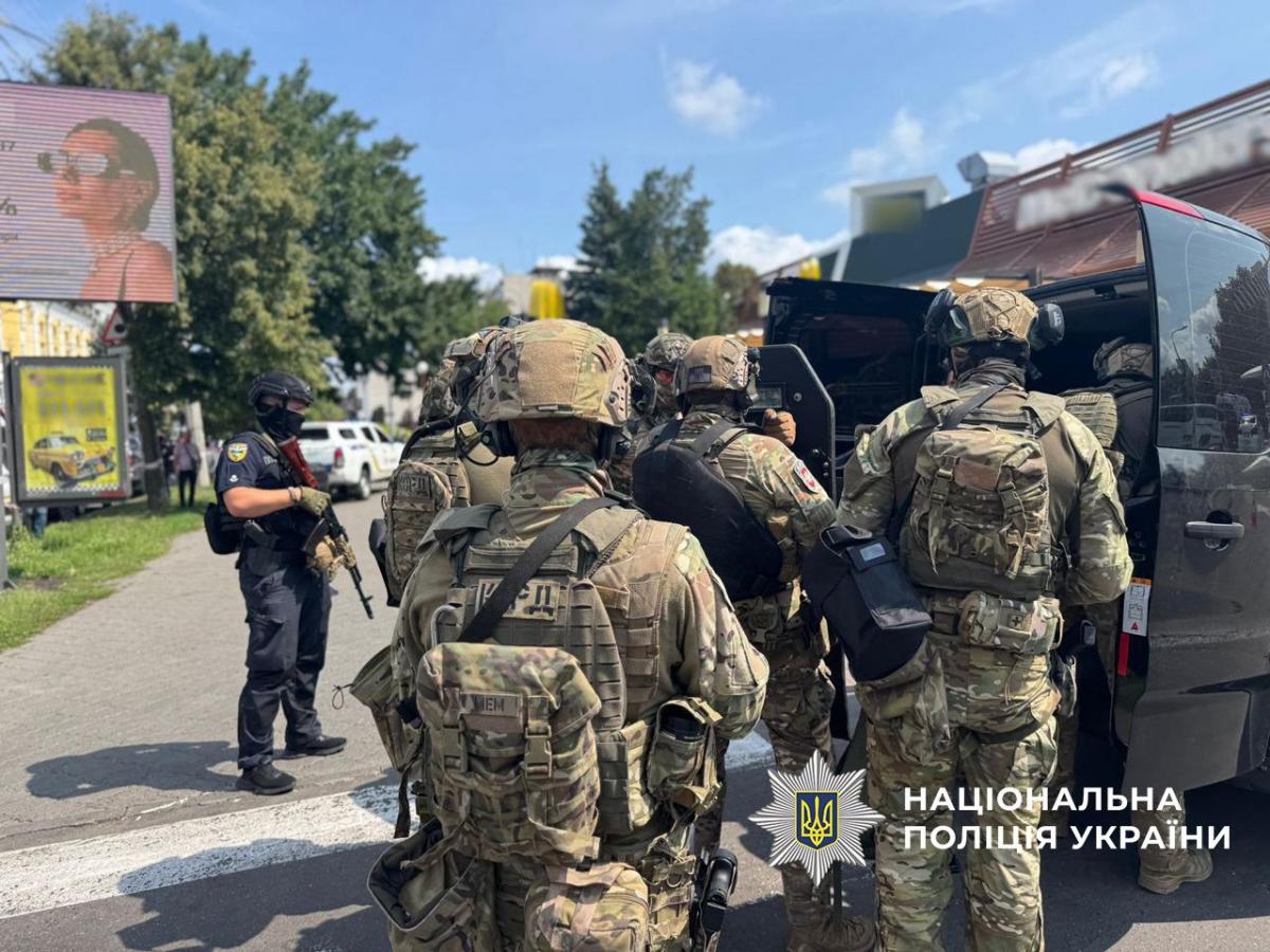Затримання стрільця у МакДональдсі в Черкасах Затримання стрільця у МакДональдсі в Черкасах