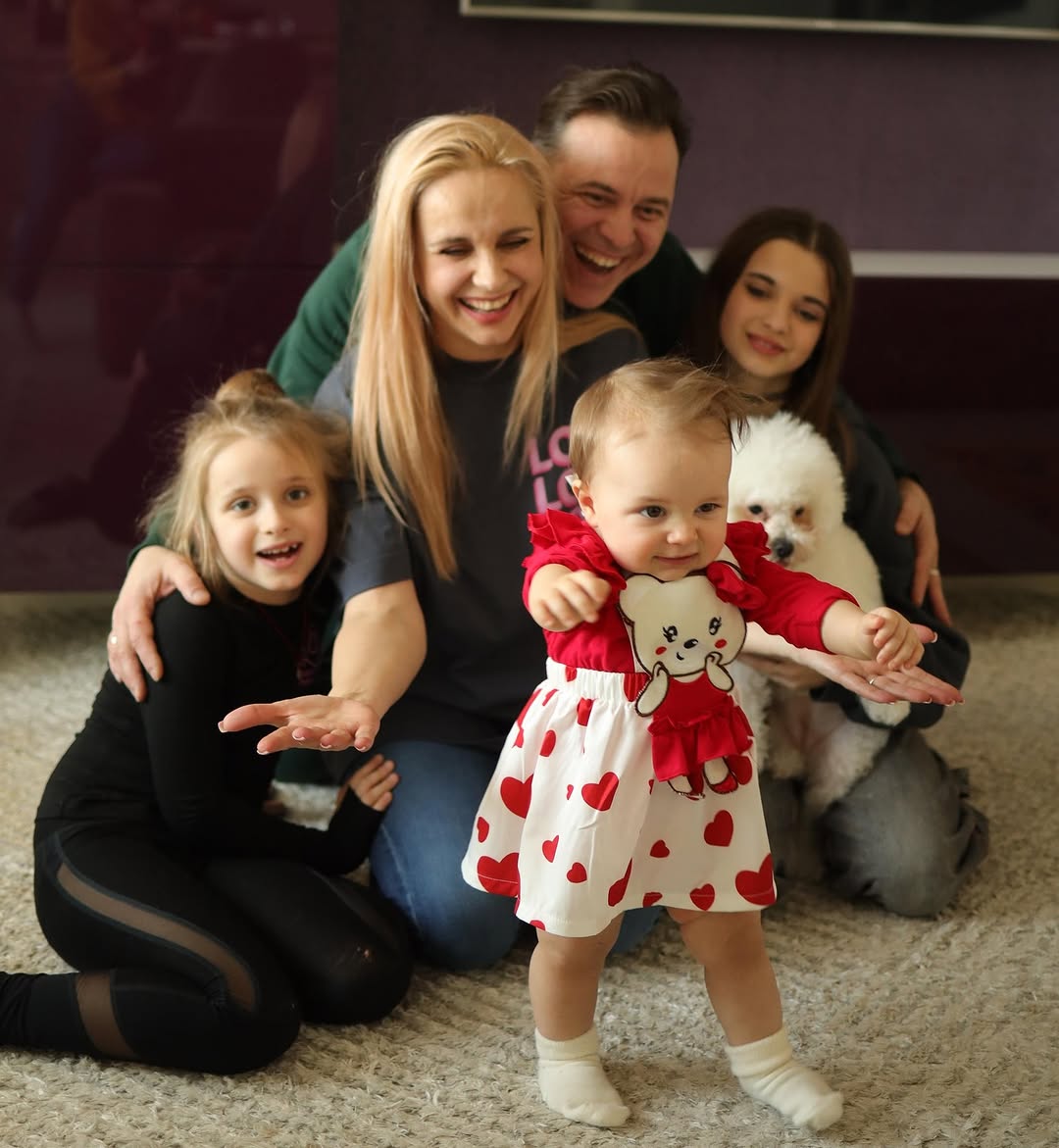 Лілія Ребрик та Андрій Дикий з доньками