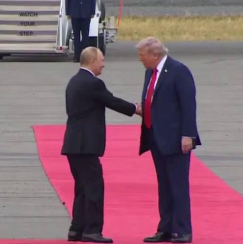 у Мережі висміяли "ласкаву" зустріч Путіна і Трампа у Мережі висміяли "ласкаву" зустріч Путіна і Трампа