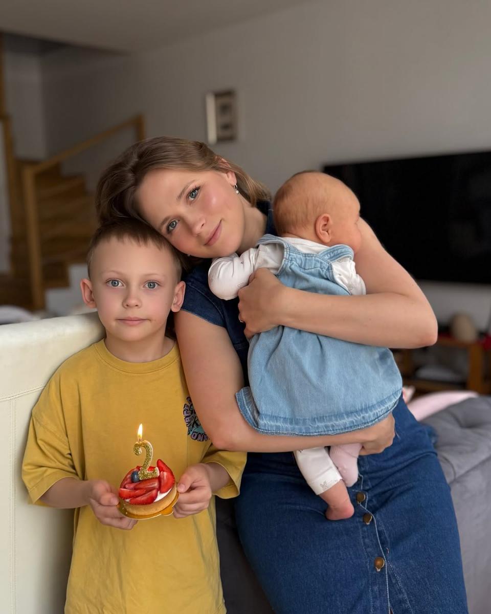 Анна Кошмал с сыном и дочерью Анна Кошмал с сыном и дочерью