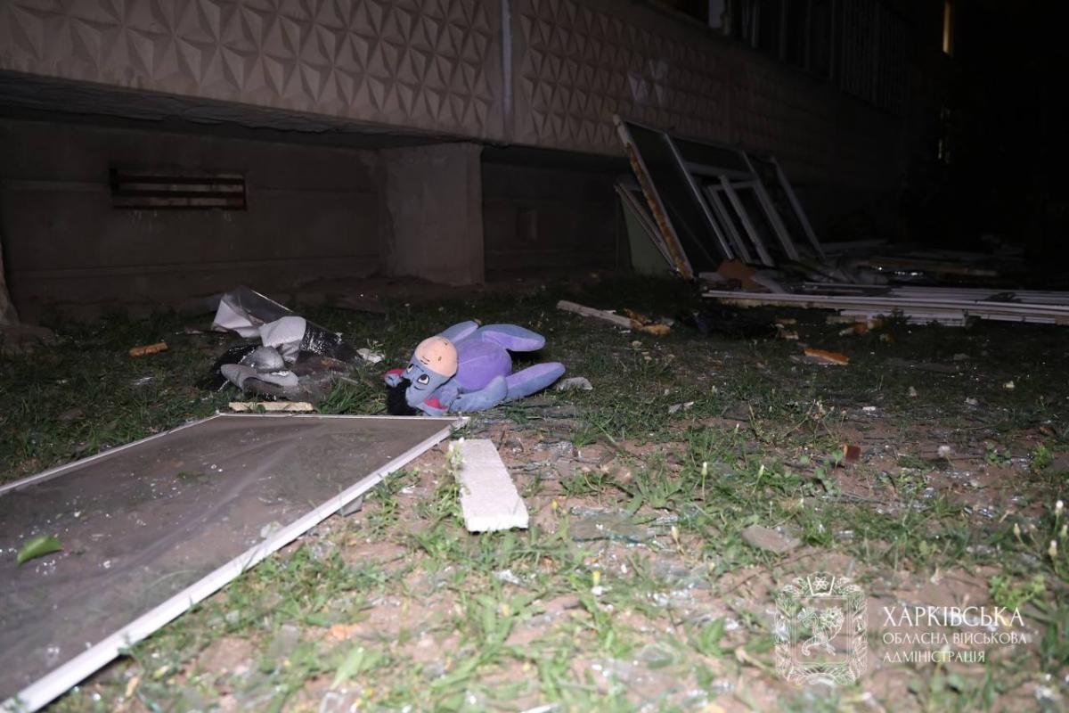 Удар РФ по житловій багатоповерхівці у Харкові Удар РФ по житловій багатоповерхівці у Харкові