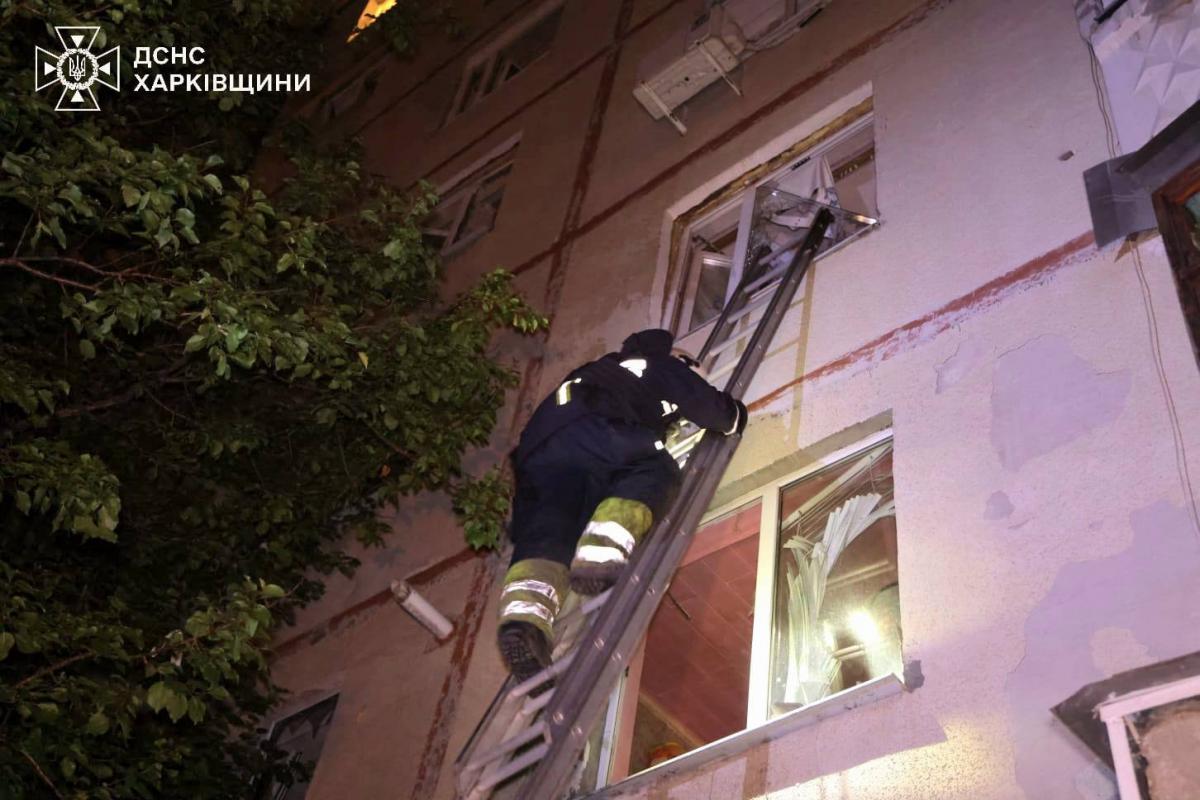 Удар РФ по житловій багатоповерхівці у Харкові Удар РФ по житловій багатоповерхівці у Харкові