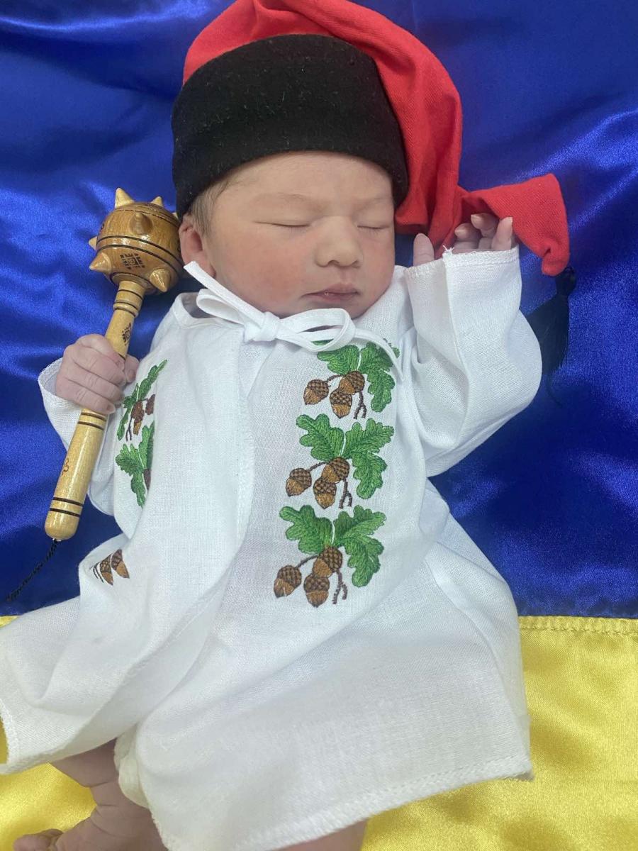 Фото новонародженого в його першій вишиванці Фото новонародженого в його першій вишиванці