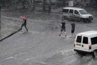 Влупит +9 и будут лить дожди: синоптики предупреждают о непогоде