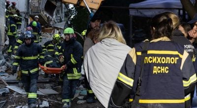 У Києві розбирають завали після удару РФ У Києві розбирають завали після удару РФ