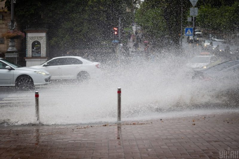 Дожди с грозами и +7 градусов: синоптики анонсировали непогоду в некоторых областях