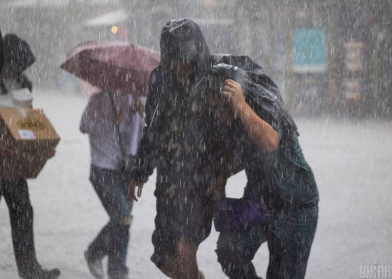 Жара накрывает Украину: названа дата возвращения дождей