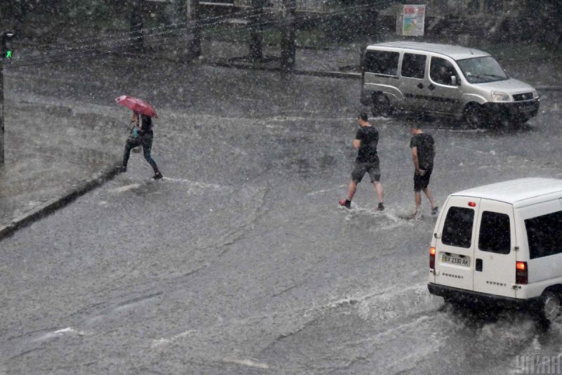 Влупить +9 та литимуть дощі: синоптики попереджають про негоду