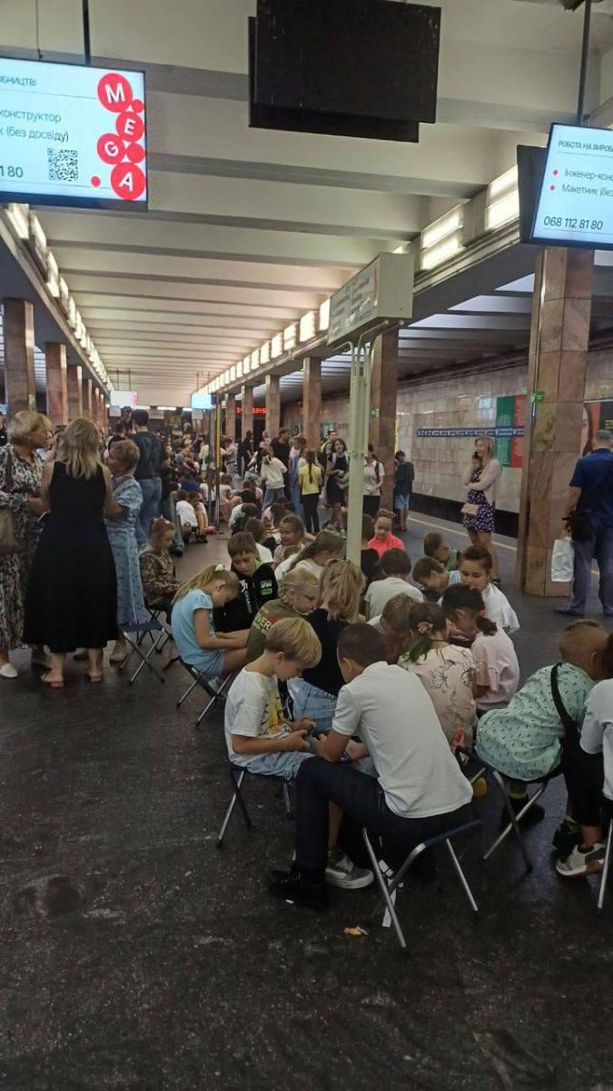 дети в метро Киева во время атаки дети в метро Киева во время атаки