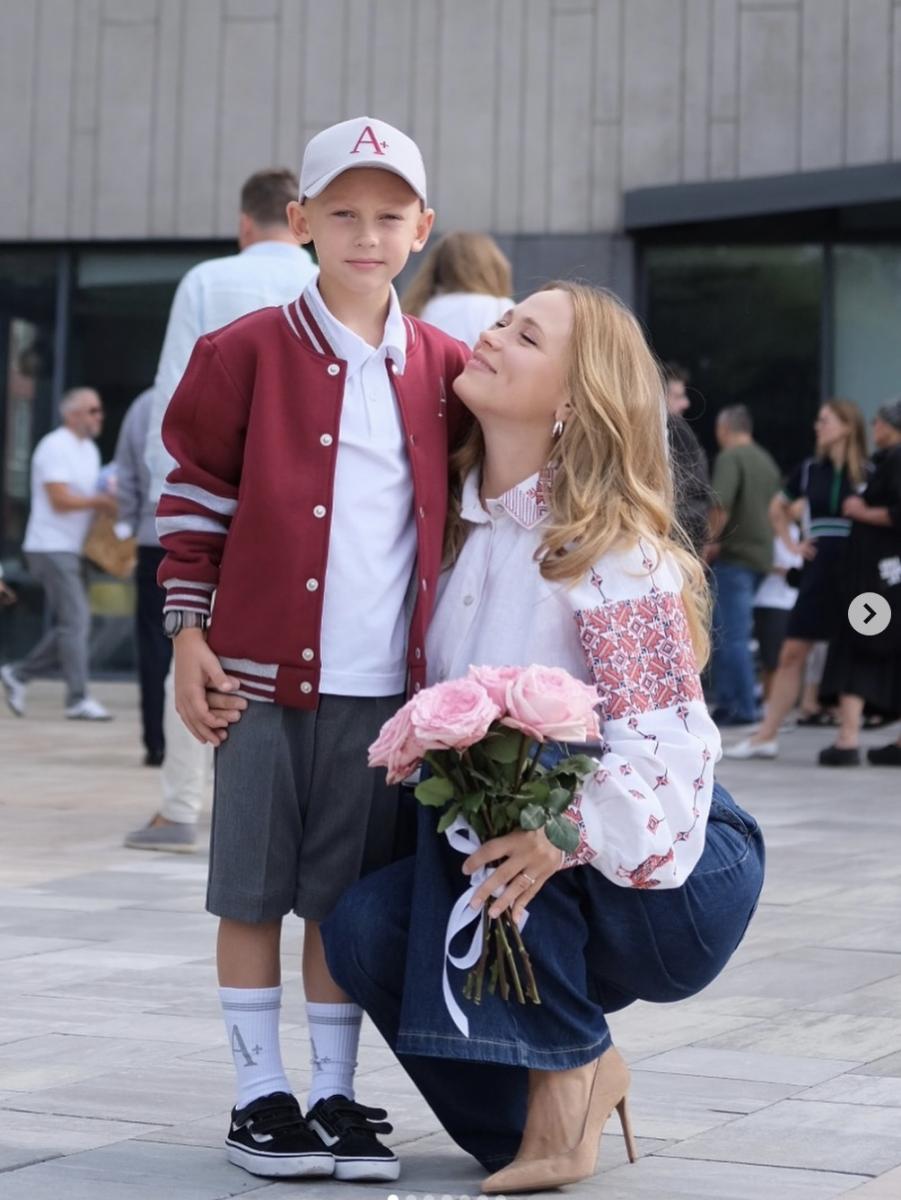 Анна Кошмал відвела свого сина до гімназії Анна Кошмал відвела свого сина до гімназії