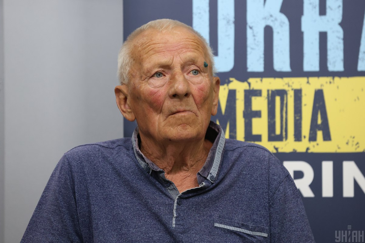 Фейковый расстрел отец перенес легче, чем мое попадание в плен, отметил Дмитрий Хилюк