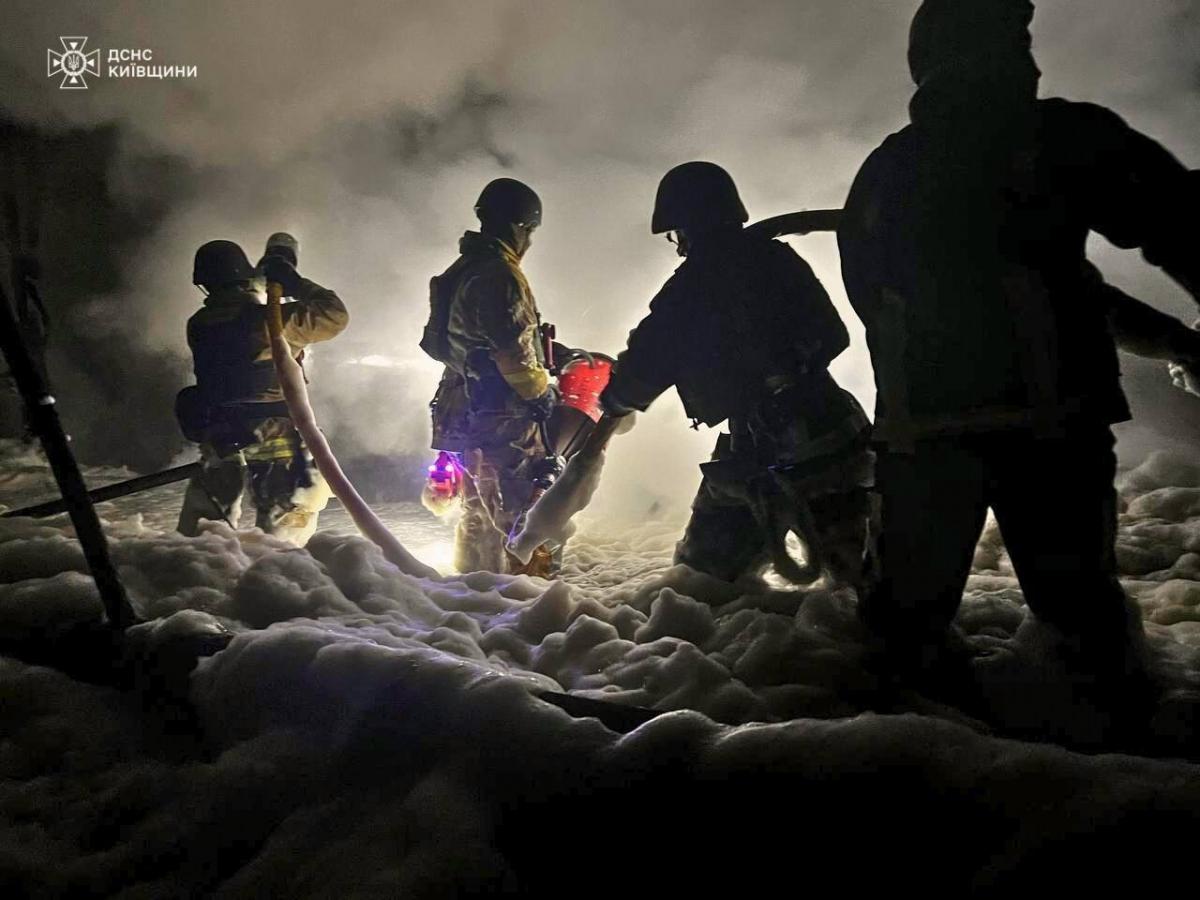 Київщина: ліквідація рятувальниками загоряння на промисловому підприємстві