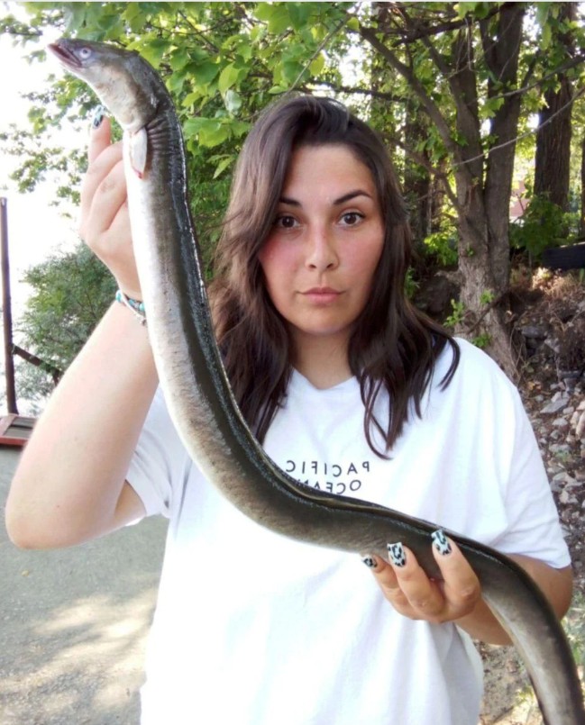 В Киеве рыбачка показала улов: женщина выловила в Днепре экзотическую рыбу