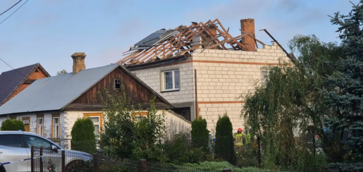 Будинок пошкоджено, екстрені служби оточили район Будинок пошкоджено, екстрені служби оточили район