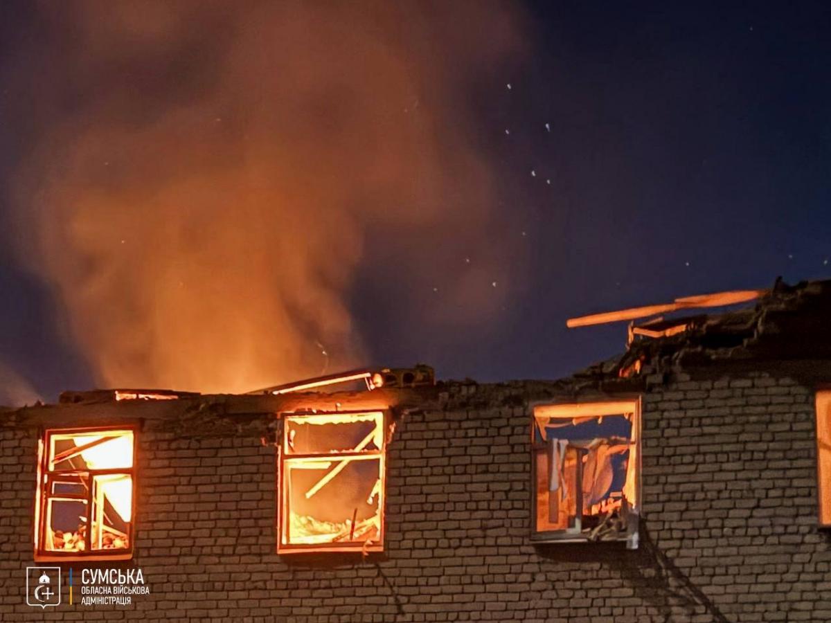У Сумах - пожежа після атаки дронів У Сумах - пожежа після атаки дронів
