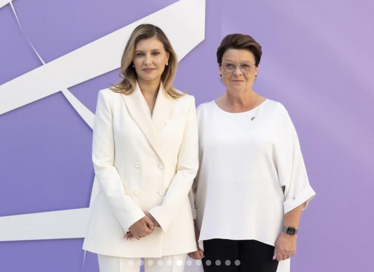 Олена Зеленська з'явилася в білому костюмі 