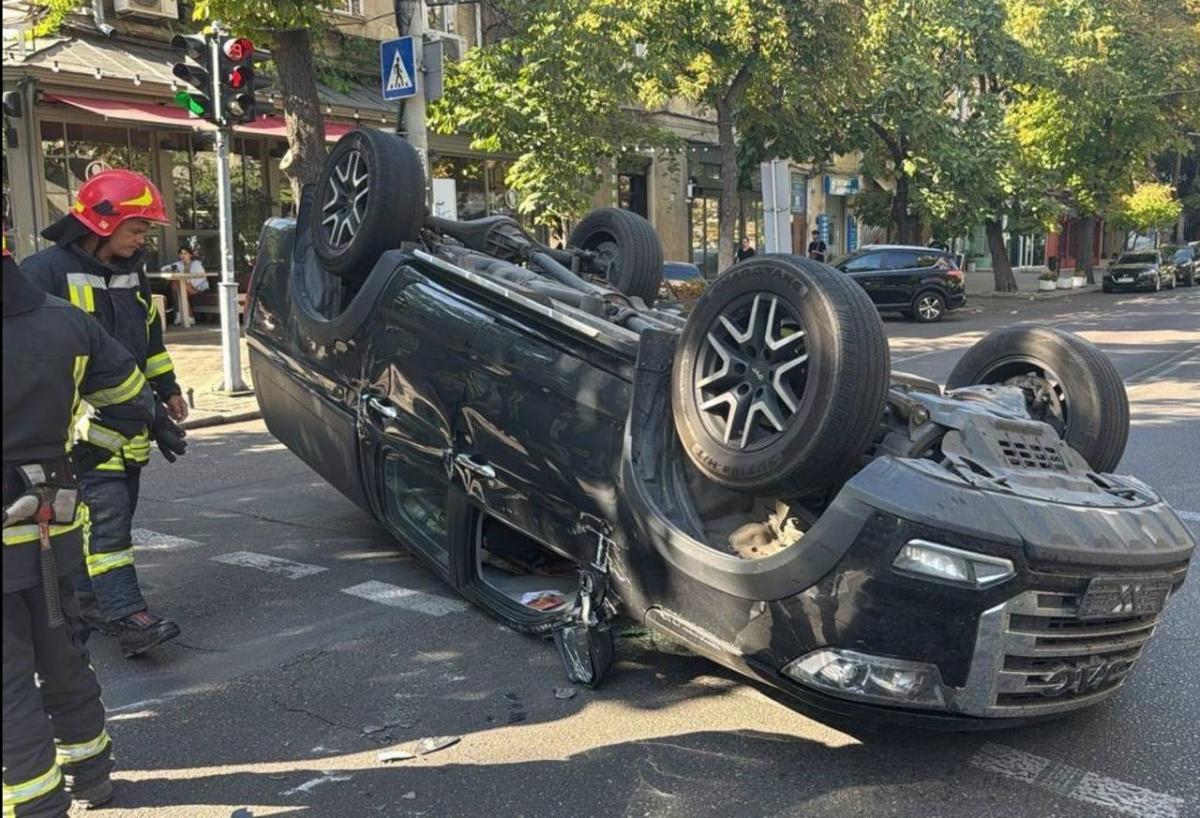 Охорона Порошенка влаштувала серйозне ДТП з перекиданням в Одесі (фото) Охорона Порошенка влаштувала серйозне ДТП з перекиданням в Одесі (фото)