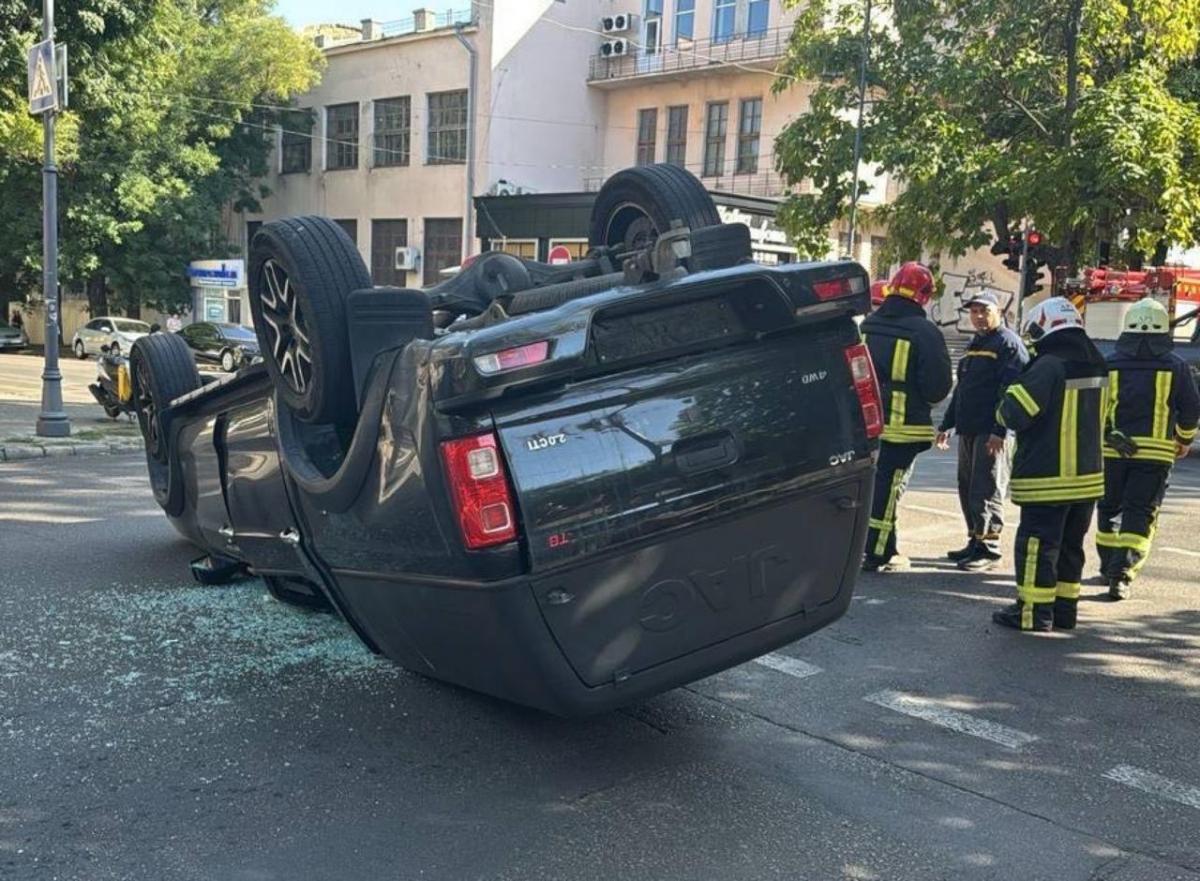 Охорона Порошенка влаштувала серйозне ДТП з перекиданням в Одесі (фото) Охорона Порошенка влаштувала серйозне ДТП з перекиданням в Одесі (фото)