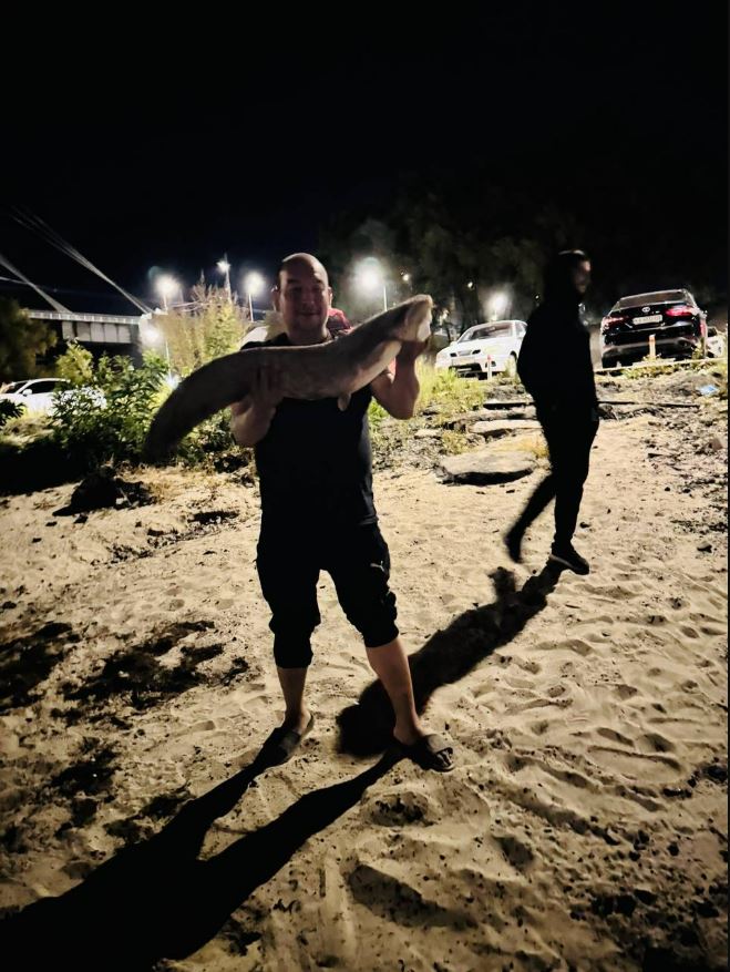 У Києві рибалка витягнув із Дніпра сома-гіганта вагою 10 кг: фото трофея