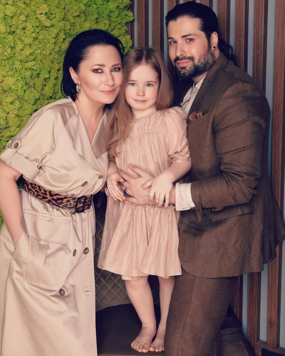 Олена Мозгова та Девід Аксельрод із донькою