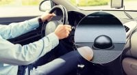 Водії помітили в авто загадковий шарик біля лобового скла: навіщо він потрібен