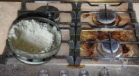 Жирні плями легко зітруться: чим посипають кухонну плиту досвідчені господині