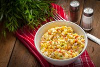 Він дуже смачний і ситний: швидкий рецепт салату із секретною начинкою